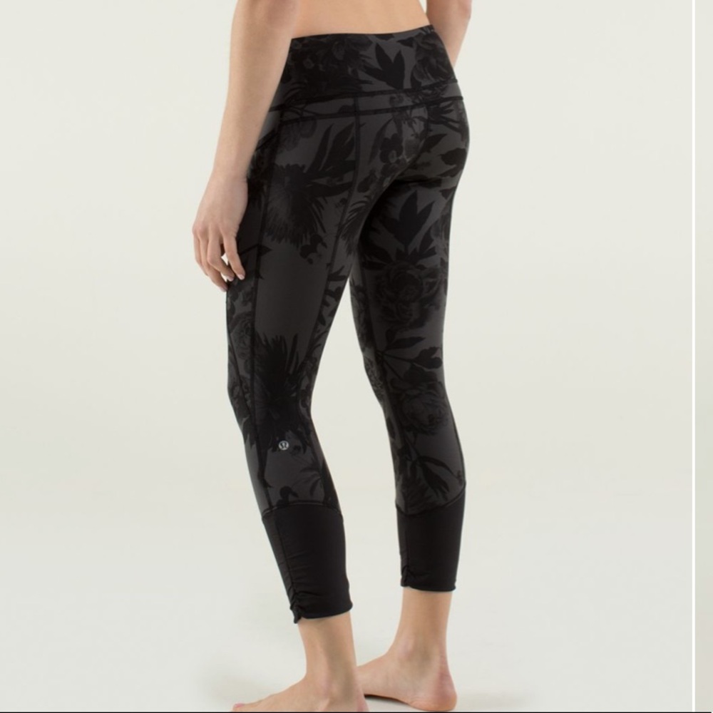 Lululemon Practice Daily Crop
Brisk Bloom Black